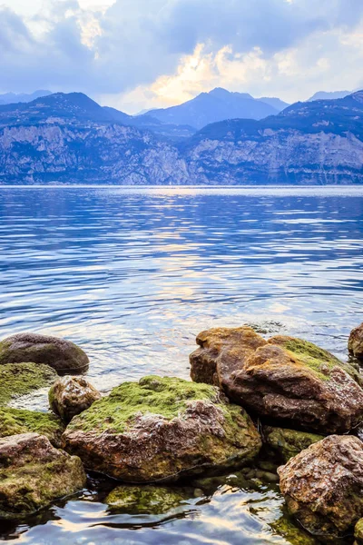 Bebatuan Berwarna Dan Refleksi Danau Lago Garda Air Jernih Gunung — Stok Foto