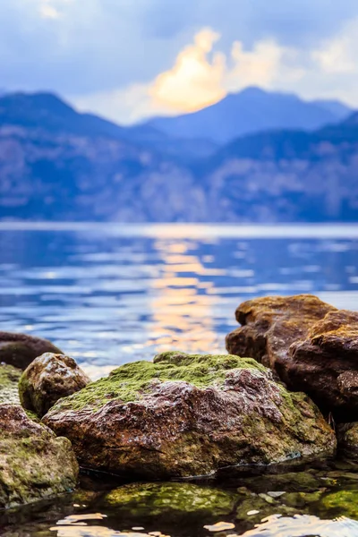 Coloridas Rocas Reflejos Lago Lago Garda Agua Clara Montañas Cielo — Foto de Stock