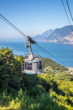 Teleferik bir güzel yaz gününde, yatay monte baldo, lago