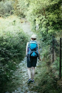 Uzun yürüyüşe çıkan kimse Dolomites, İtalya içinde bir iz üzerinde