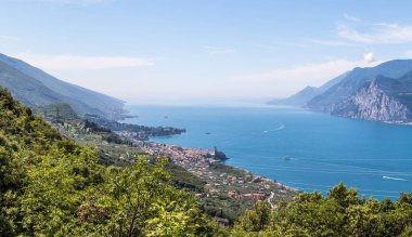 Güzel dağ manzarası. Monte Baldo, gök mavi lago di garda bir