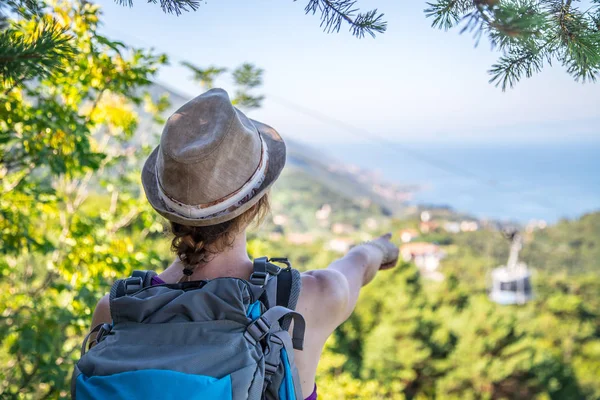 Senderismo Italia Chica Con Sombrero Paja Está Disfrutando Vista Summe — Foto de Stock