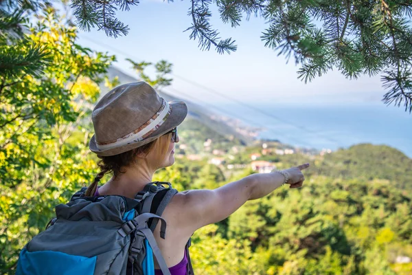 Wandelen Italië Meisje Met Stro Hoed Genieten Van Het Uitzicht — Stockfoto