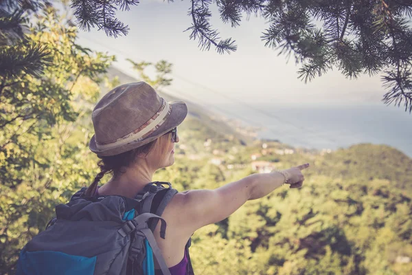 Hiking Italy Girl Straw Hat Enjoying View Summe — Stock Photo, Image