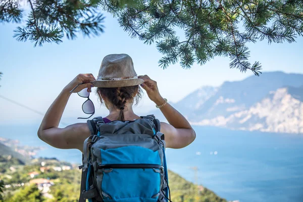 Wandelen Italië Meisje Met Stro Hoed Genieten Van Het Uitzicht — Stockfoto