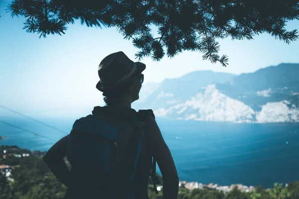 Wandelen Italië Meisje Met Stro Hoed Genieten Van Het Uitzicht — Stockfoto