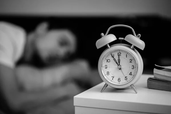 Réveil Blanc Sur Table Chevet Jeune Homme Dort Arrière Plan — Photo