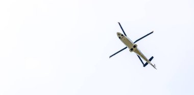 Gökyüzü, beyaz bulutlar helikopter