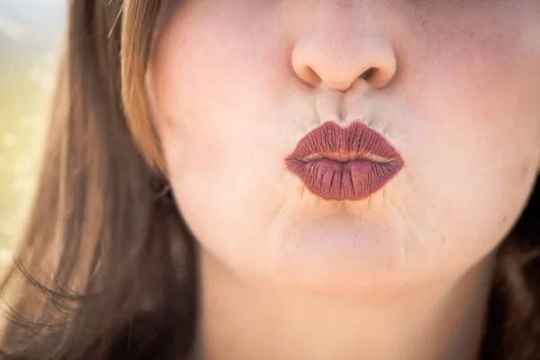 Cereja Lábios Vermelhos Menina Estão Beijando — Fotografia de Stock