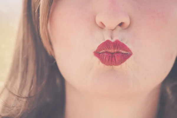 Cherry Rode Lippen Meisje Zijn Kussen — Stockfoto