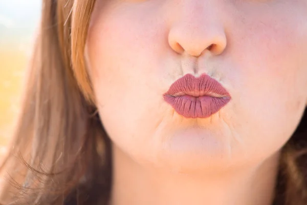 Los Labios Rojos Cereza Chica Joven Besan —  Fotos de Stock