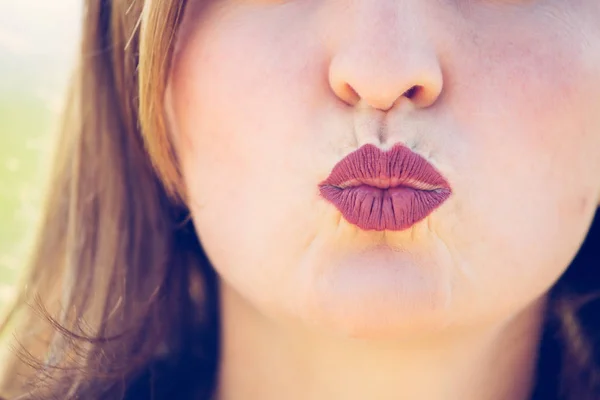 Cherry Rode Lippen Meisje Zijn Kussen — Stockfoto