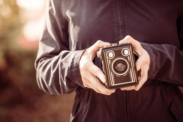 Girl Holding Vintage Camera Her Hands — Stock Photo, Image