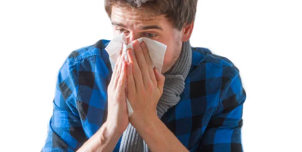 Joven Hombre Caucásico Con Camisa Azul Está Teniendo Resfriado Estornudando —  Fotos de Stock