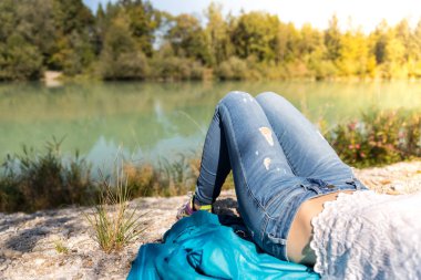 Çakıl plaj rahatlatıcı olan güzel bir kızın bacakları