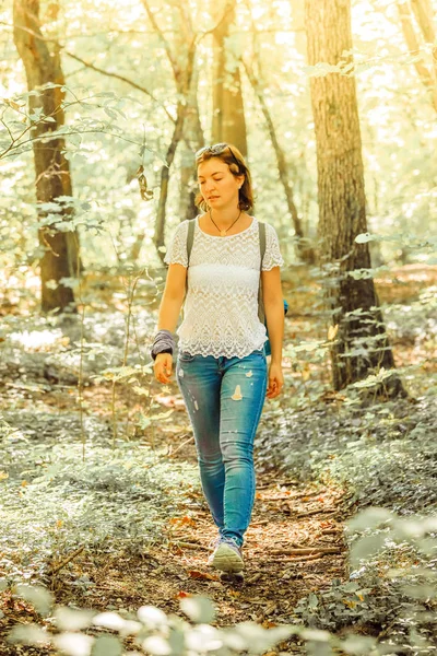 Kaukasische Jonge Vrouw Loopt Het Bos Herfst — Stockfoto