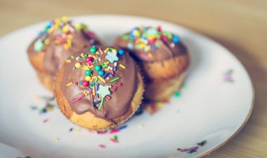 Renkli süslemeli bir tabakta ev yapımı tatlı kek