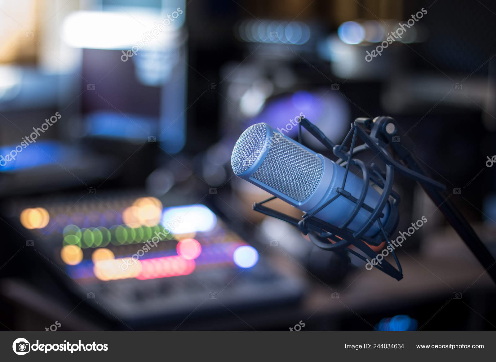 Microphone Professionnel Dans Le Studio D'enregistrement.