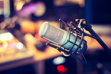 Bir profesyonel kayıt veya radyo stüdyosu, bulanık arka plan ekipman mikrofon