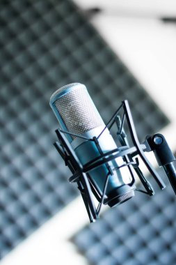 Profesyonel stüdyo mikrofon bir kayıt stüdyosu, bulanık arka planda ses yalıtımı