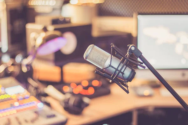 Mikrofon Einem Professionellen Aufnahme Oder Radiostudio Geräte Verschwommenen Hintergrund — Stockfoto