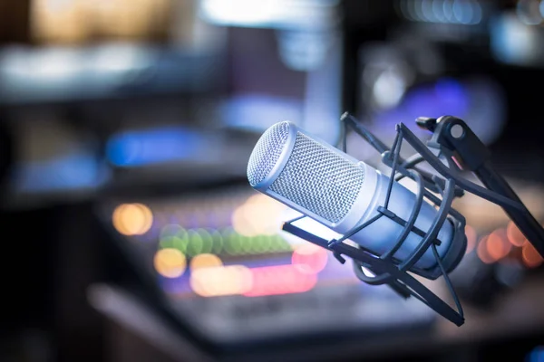Microfone Estúdio Gravação Rádio Profissional Equipamentos Fundo Embaçado — Fotografia de Stock
