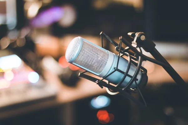 Mikrofon Einem Professionellen Aufnahme Oder Radiostudio Geräte Verschwommenen Hintergrund — Stockfoto