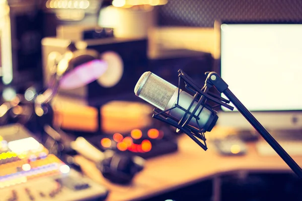 Microfoon Een Professionele Opname Radio Studio Apparatuur Onscherpe Achtergrond — Stockfoto