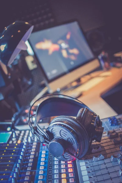 Estúdio Gravação Som Profissional Fones Ouvido Uma Mesa Mixer Rádio — Fotografia de Stock