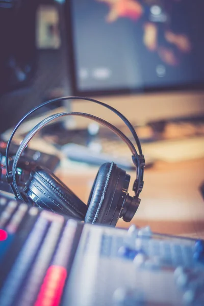 専門の録音スタジオ ヘッドフォン ミキサーの机の上のラジオ — ストック写真