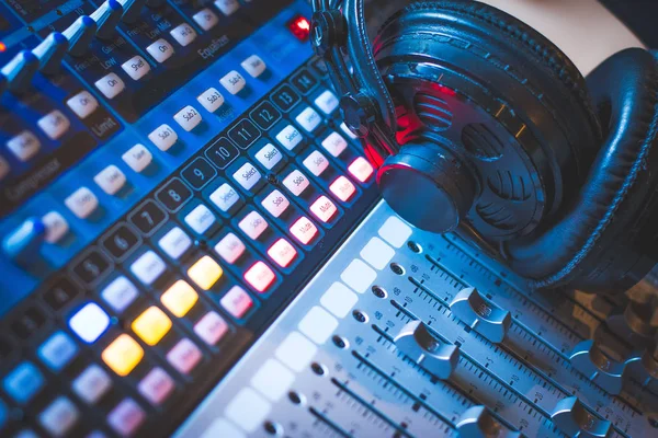 Estúdio Gravação Som Profissional Fones Ouvido Uma Mesa Mixer Rádio — Fotografia de Stock