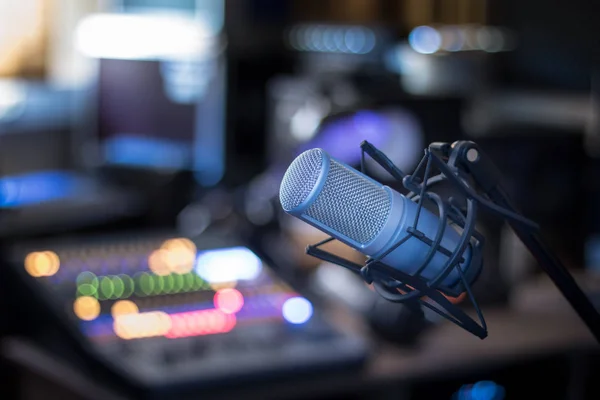Professionelles Studiomikrofon Aufnahmestudio Geräte Verschwommenen Hintergrund — Stockfoto