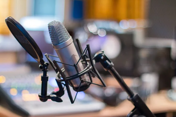 Profesyonel stüdyo mikrofon, stüdyo, ekipman bulanık arka planda kayıt