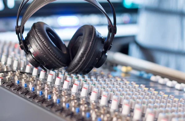 Estúdio Gravação Som Profissional Fones Ouvido Uma Mesa Mixer Rádio — Fotografia de Stock