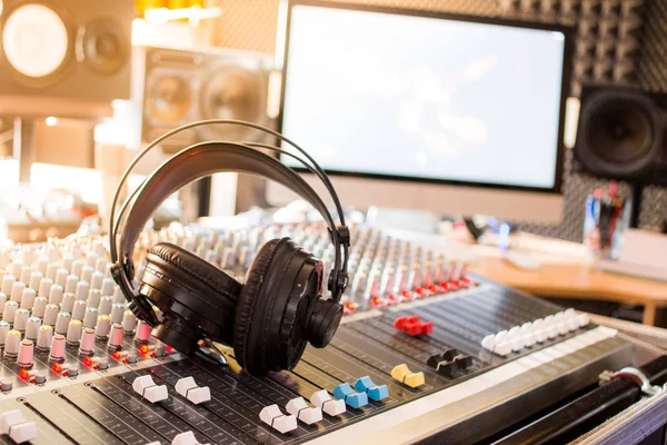 Studio Professionnel Enregistrement Sonore Écouteurs Sur Table Mixage Radio — Photo