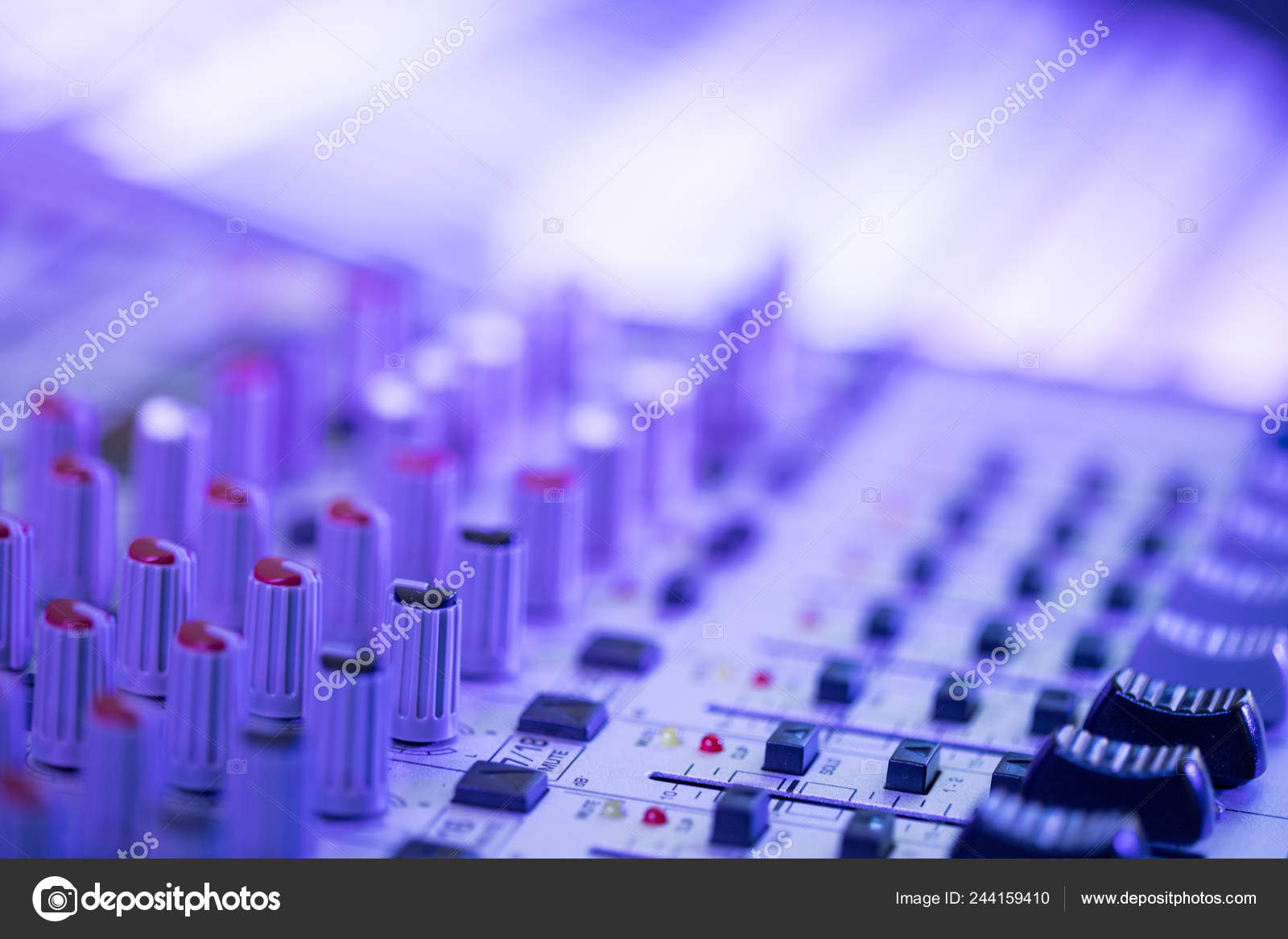 Production Musicale Professionnelle Dans Studio D'enregistrement Sonore Table  Mixage image libre de droit par patrick.daxenbichler © #244033584