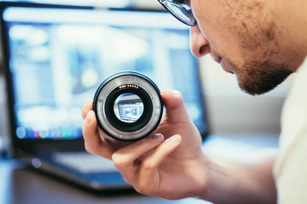 Joven Fotógrafo Está Mirando Una Lente Fotografía Portátil Fondo Borroso —  Fotos de Stock