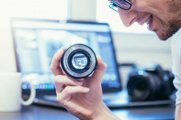 Młody Fotograf Jest Patrząc Obiektyw Fotografia Laptop Rozmazane Tło — Zdjęcie stockowe