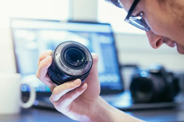 Jovem Fotógrafo Está Olhando Para Uma Lente Fotografia Laptop Fundo — Fotografia de Stock