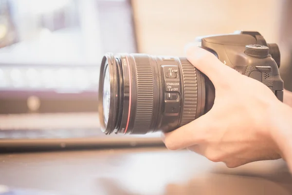 Professionelle Kamera Mit Teleobjektiv Auf Einem Tisch Laptop Verschwommenen Hintergrund — Stockfoto