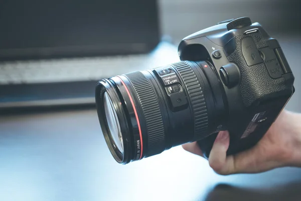 Fotógrafo Sostiene Una Cámara Profesional Con Teleobjetivo Mano Portátil Fondo — Foto de Stock