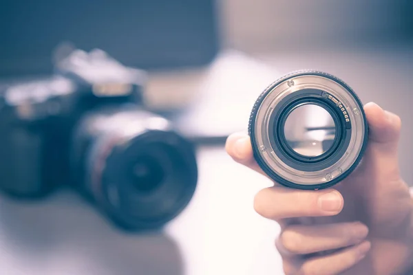 Photographer Holds Professional Photo Optic His Hand Camera Laptop Blurry — Stock Photo, Image