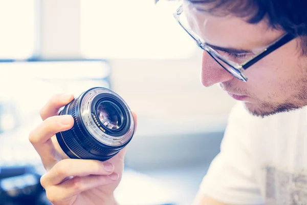 Jeune Photographe Regarde Objectif Photographie Ordinateur Portable Dans Fond Flou — Photo