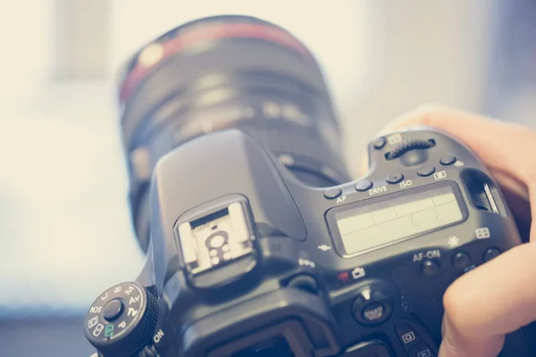 Photographer Holding Professional Camera Telephoto Lens His Hand Laptop Blurry — Stock Photo, Image