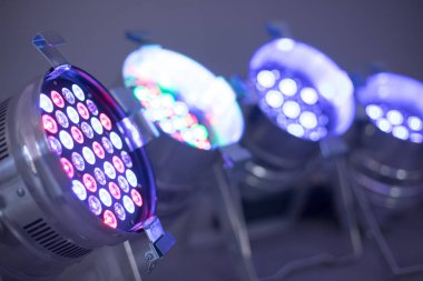 Parti aydınlatma: renkli Led Spotlar katta salon