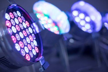 Parti aydınlatma: renkli Led Spotlar katta salon