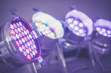 Parti aydınlatma: renkli Led Spotlar katta salon
