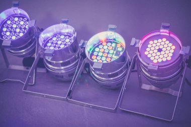 Parti aydınlatma: renkli Led Spotlar katta salon