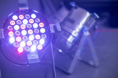 Parti aydınlatma: renkli Led Spotlar katta salon