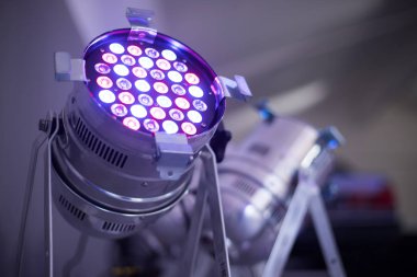Parti aydınlatma: renkli Led Spotlar katta salon